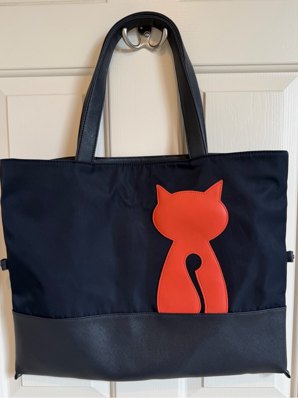 Cat Lady Bag. Black & Orange. Very GUC
Approx 15x12.